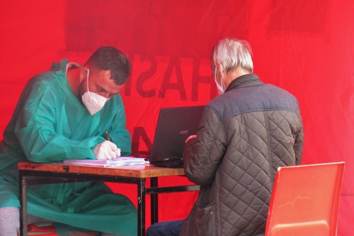 Ilustračný obrázok k článku Výjazdové tímy sa činili: Koľkí ľudia dostali vakcínu v najmenej zaočkovaných obciach kraja?