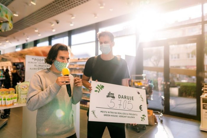 Ilustračný obrázok k článku dm podporila sumou takmer 6-tisíc eur lokálny projekt GREENHOUSE – verejný skleník v Nitre