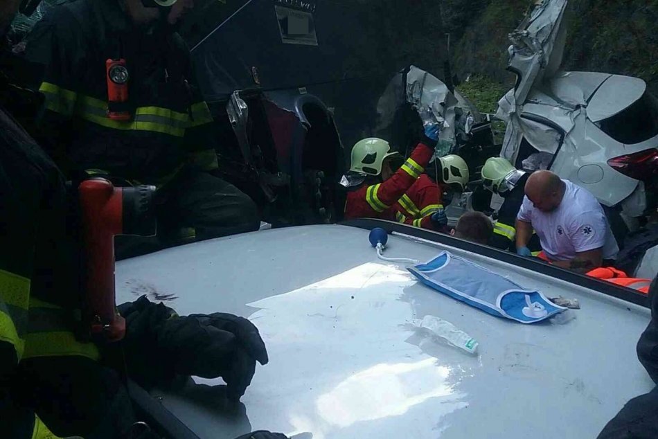 Ilustračný obrázok k článku Prvé INFO o veľkom nešťastí: Plný autobus sa ZRÚTIL z útesu, viezol aj 20 detí