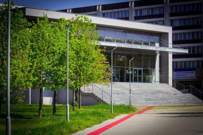 Ilustračný obrázok k článku Anonym nahlásil BOMBU na jednej z bratislavských škôl: Budovu momentálne evakuujú