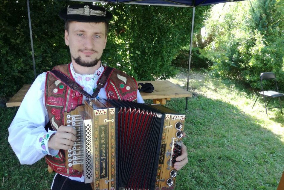 Ilustračný obrázok k článku Dominik z Podpoľania má obdivuhodné hobby: Zostal verný tradíciám a vyrába heligónky, FOTO