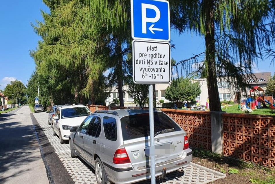 Ilustračný obrázok k článku Autá zavadzali pred bránami domov: V Mikuláši vyriešili dlhodobý parkovací problém