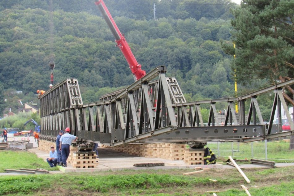 Ilustračný obrázok k článku Prípravy na veľký deň D v OBRAZOCH: Pri mestskej hale postavili pódium aj most, FOTO