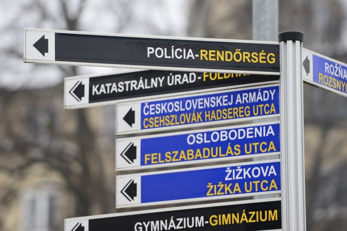 Ilustračný obrázok k článku Budeme PREPISOVAŤ tabule so smerníkmi? Po novom by mohli byť aj v jazyku menšiny
