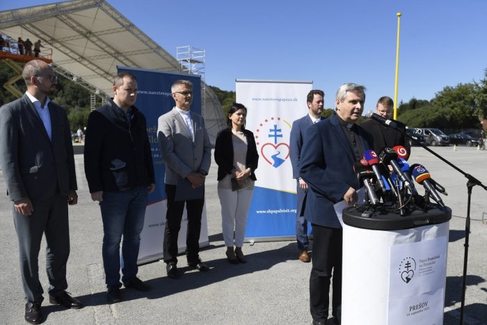 Ilustračný obrázok k článku Dobrovoľníkov ešte nie je dosť: Na stretnutie s pápežom sa bude dať prísť už o polnoci