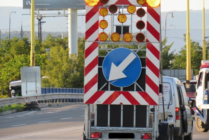 Ilustračný obrázok k článku POZOR na cestách v Banskobystrickom kraji! Cestári UPOZORNILI na 15 úsekov