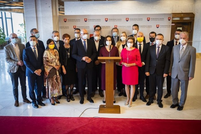 Ilustračný obrázok k článku Kolíkovej frakcia KONČÍ v Za ľudí! Odídenci vstupujú do klubu SaS