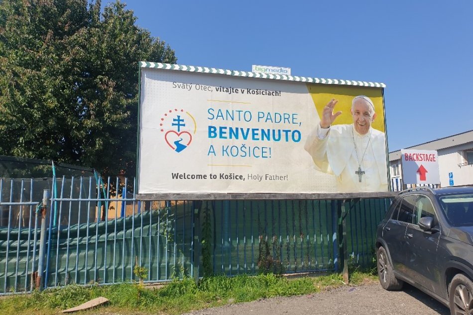 Ilustračný obrázok k článku V OBRAZOCH: Cesty sú hotové, na štadióne rastie pódium. Prípravy na vzácnu návštevu vrcholia