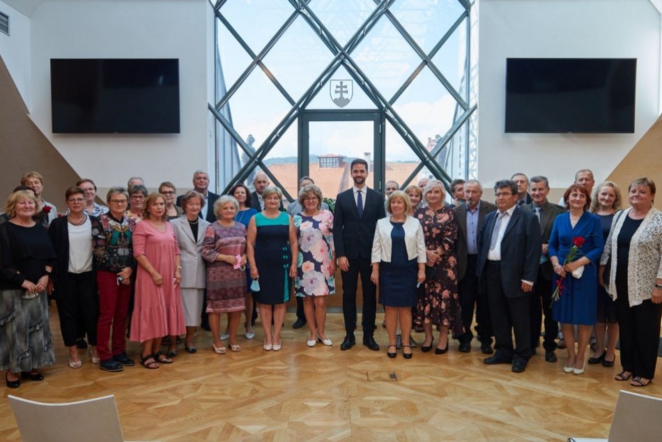 Ilustračný obrázok k článku Banskobystrický kraj ocenil 55 zamestnancov škôl: Čo dostali pred odchodom na dôchodok?