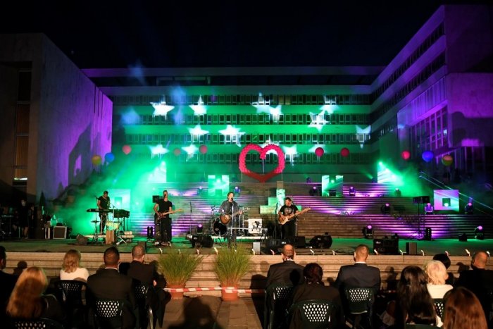 Ilustračný obrázok k článku Pred magistrátom to ožije. Na galakoncerte vďaky vystúpia známe mená