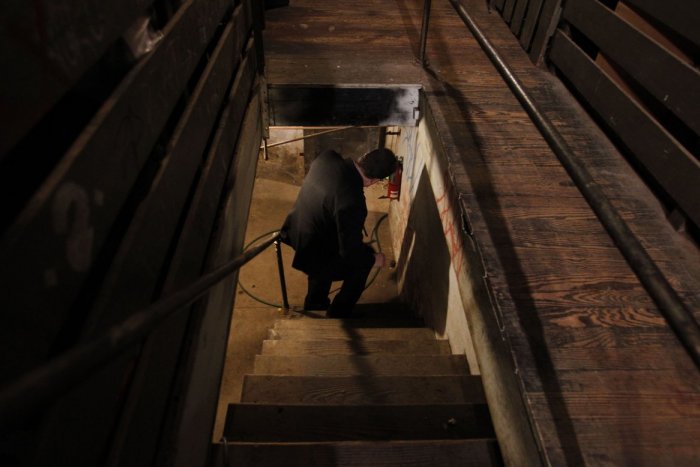 Ilustračný obrázok k článku Šialené! Rakúšan ROK schovával mŕtvolu matky v pivnici, poberal jej penziu