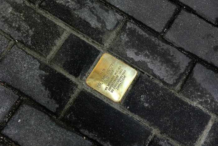 Ilustračný obrázok k článku "Zakopli" ste v Bratislave o zlatisté DLAŽOBNÉ kocky? Pripomínajú príbehy ZMIZNUTÝCH ľudí