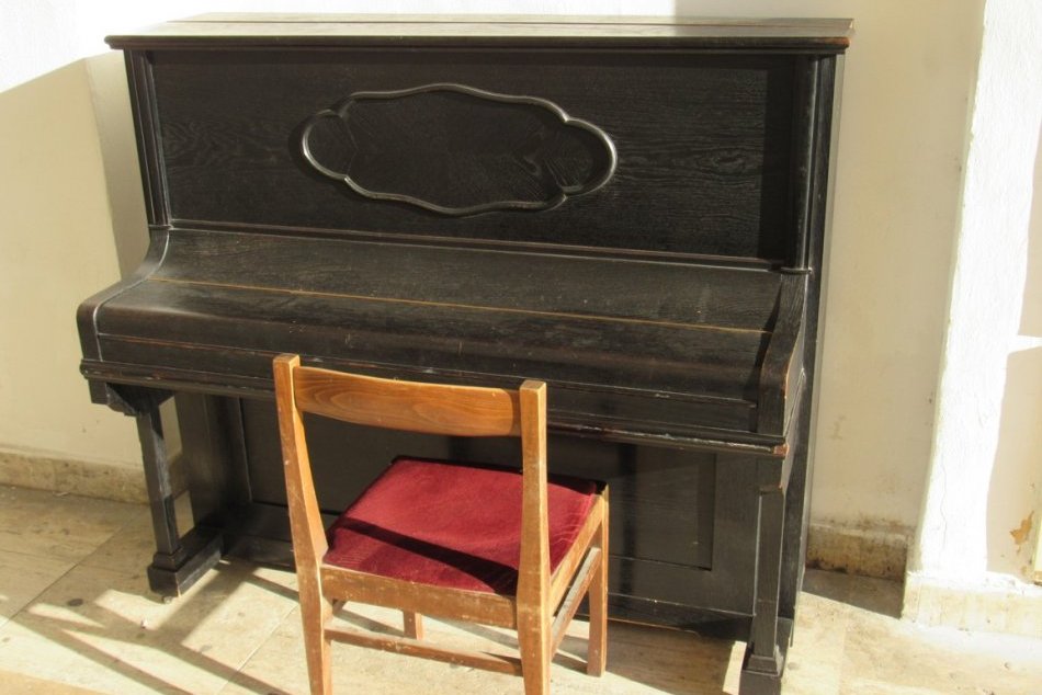 Ilustračný obrázok k článku Pouličných umelcov to nepoteší, na klavíri pri PKO si už nemôžeme zahrať: Čo sa stalo?