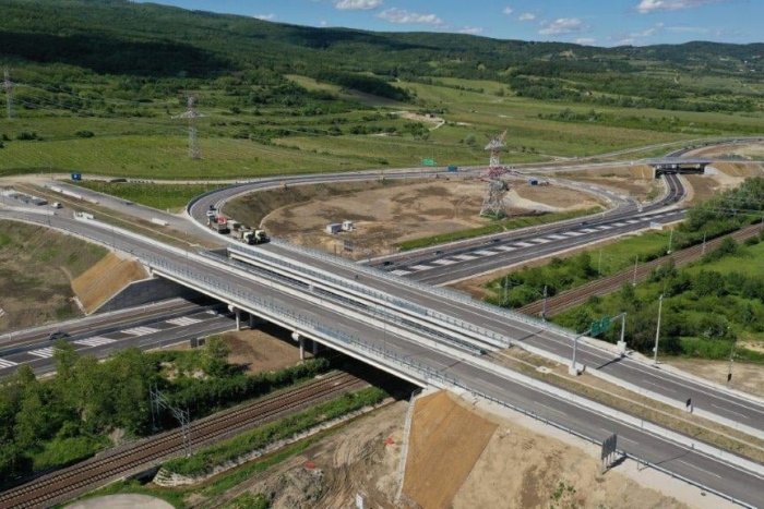 Ilustračný obrázok k článku Obchvat D4 medzi Račou a Vajnormi je hotový. CHÝBA však napojenie na zvyšok diaľnice