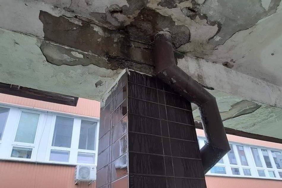 Ilustračný obrázok k článku Pasáž na Ťahanovciach začali opravovať. Ľuďom už padala na hlavu, FOTO