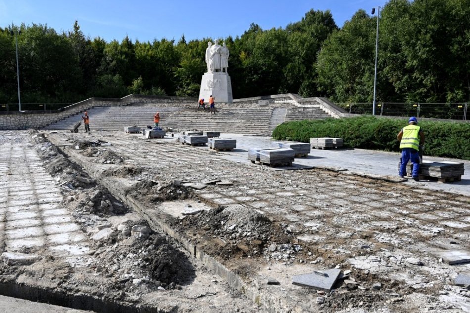 Ilustračný obrázok k článku Okolie pamätníka na Dargove začali opravovať. Odhalili nemilé prekvapenia, FOTO