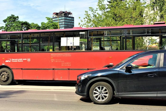 Ilustračný obrázok k článku Považskú čaká dopravný ARMAGEDON: V centre nezaparkujete, náplasťou MHD zadarmo