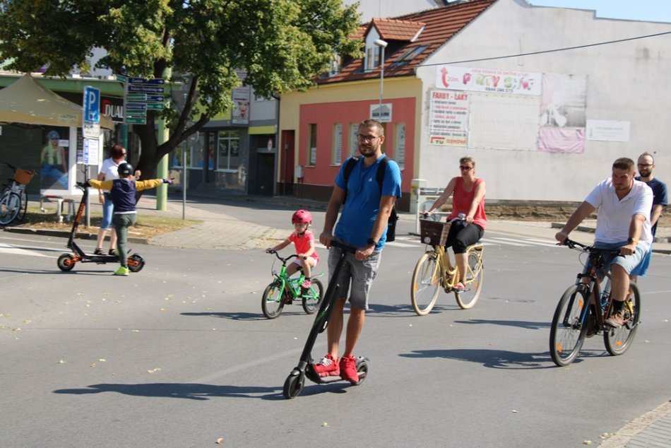 Ilustračný obrázok k článku Centrálny okruh bol opäť bez áut: Zaplnili ho cyklisti a korčuliari, FOTO