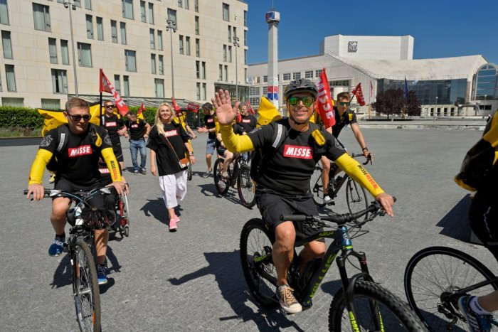 Ilustračný obrázok k článku Aj pri vašich dverách môže dnes zazvoniť Marcel Forgáč, Richard Lintner či Anka Šišková