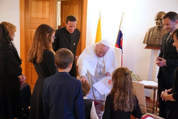 Ilustračný obrázok k článku Pápež je vnímavý! Hegerov syn mal rozviazané šnúrky na topánke, Svätý Otec to hneď napravil!