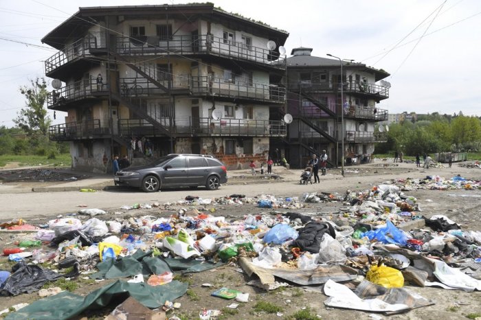 Ilustračný obrázok k článku SVET O SLOVENSKU: Luník IX? Apokalypsa, ktorá sa pre pápeža zmenila na Potemkinovu dedinu