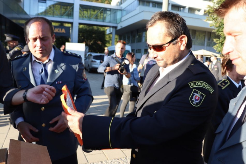 Ilustračný obrázok k článku Dobrovoľní hasiči s novými defibrilátormi: OBCE, ktoré ich dostali, FOTO