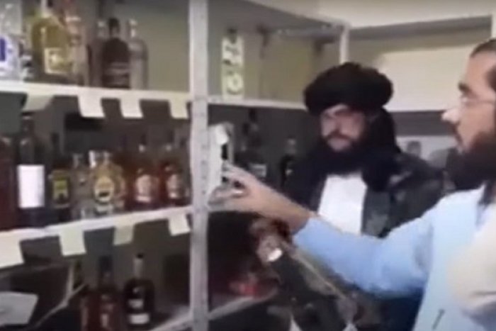 Ilustračný obrázok k článku VIDEO: Talibovia prehľadali českú ambasádu: Pred nimi plná špajza Becherovky aj "plzňa"!