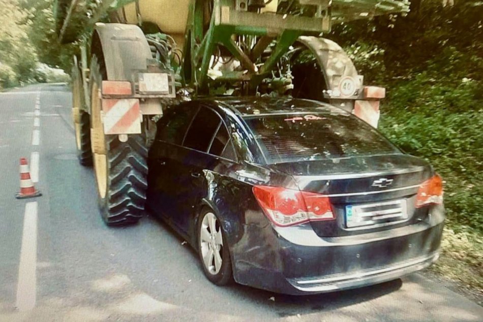 Ilustračný obrázok k článku Pracovný stroj začal cúvať: Pod jeho kolesami ostalo zakliesnené auto, FOTO