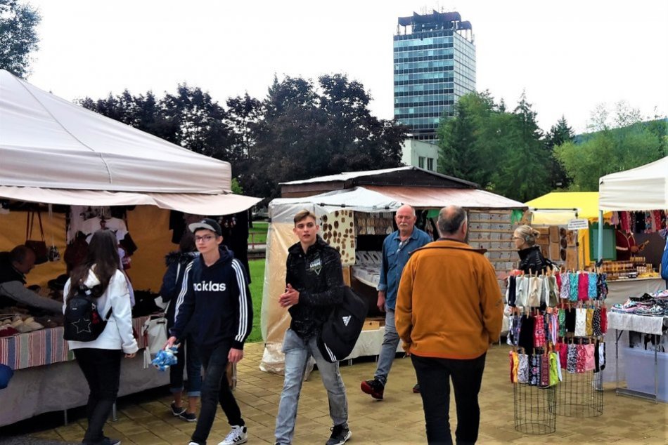 Ilustračný obrázok k článku Považská a okolie idú do ČERVENEJ! Povinné sú respirátory, ľudí budú zapisovať