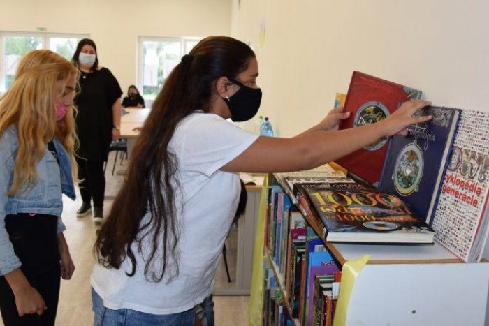 Ilustračný obrázok k článku Vyše 500 kníh poteší deti z komunitného centra. Vyzbierali ich Humenčania