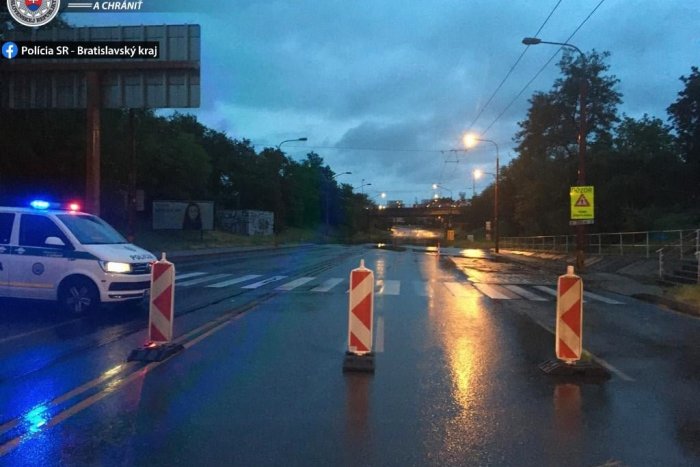 Ilustračný obrázok k článku Valla mrzí KOLAPS dopravy kvôli zaplavenému podjazdu. TAKTO vysvetlil otrasnú situáciu