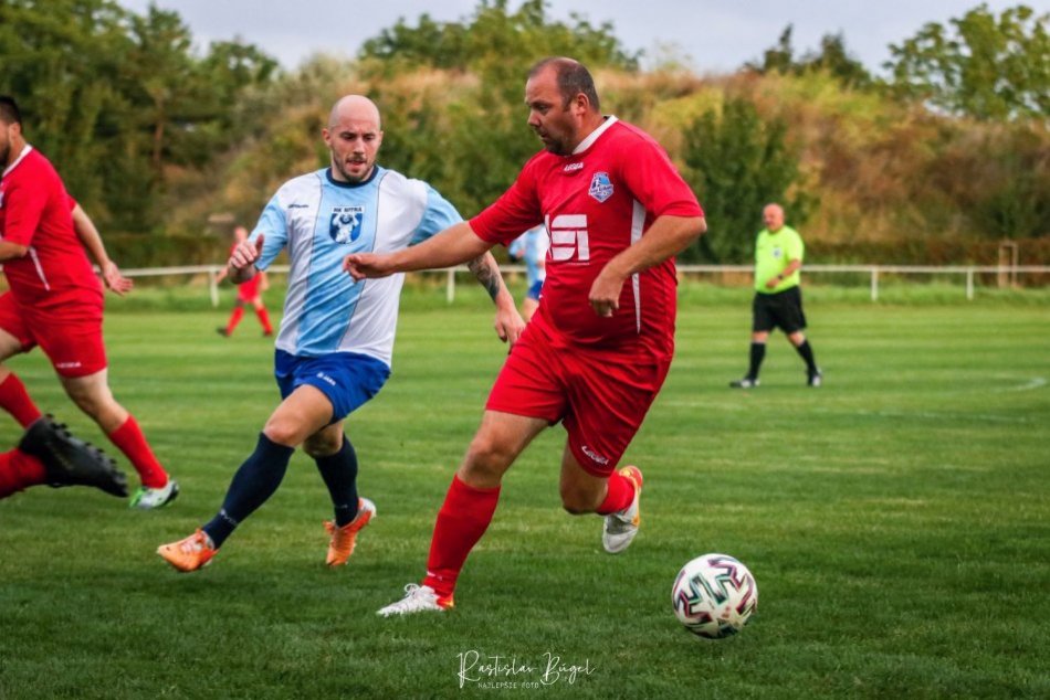 Ilustračný obrázok k článku Netradičná "generálka" nitrianskych hokejistov: Korčule vymenili za kopačky, FOTO