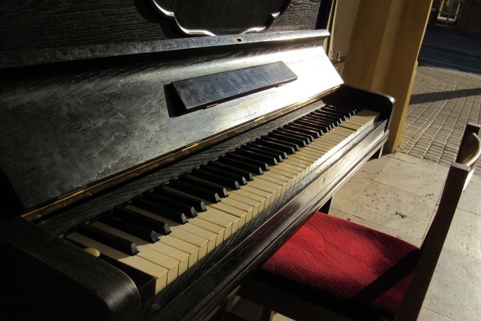 Ilustračný obrázok k článku V centre Prešova je opäť klavír pre všetkých, vznikol však PROBLÉM: Čo na to PKO?