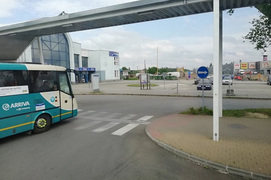 Ilustračný obrázok k článku Vlaky a autobusy pre utečencov, kyvadlová doprava z hraníc a nulové cestovné