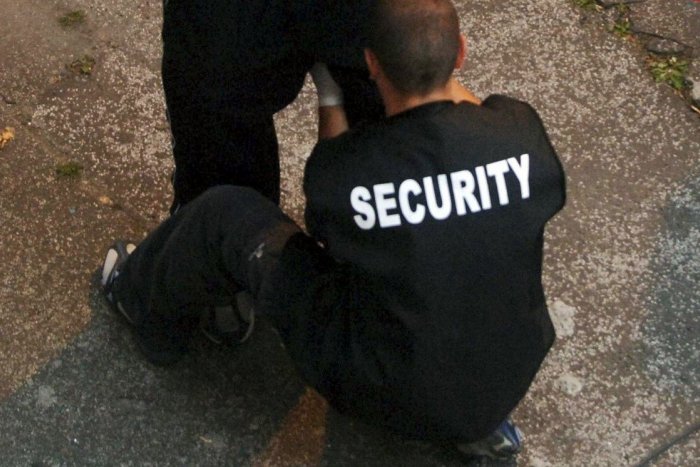 Ilustračný obrázok k článku Agresívny incident v Poprade: Muži si nenasadili rúška, zaútočili na ochrankára!