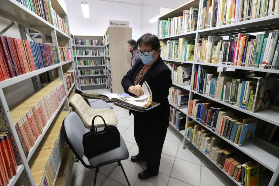 Ilustračný obrázok k článku Pobočka bystrickej knižnice prešla premenou: Takto vyzerá nová knižná oáza, FOTO