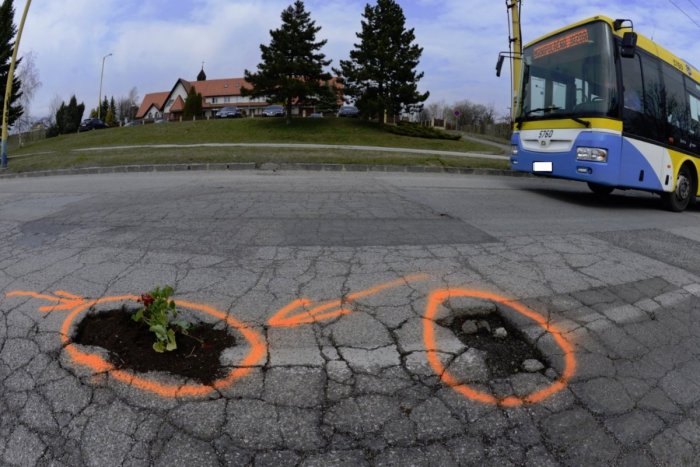 Ilustračný obrázok k článku SVET O SLOVENSKU: Sme krajina deravých ciest. Hanba, že nás predbehol i Pakistan!