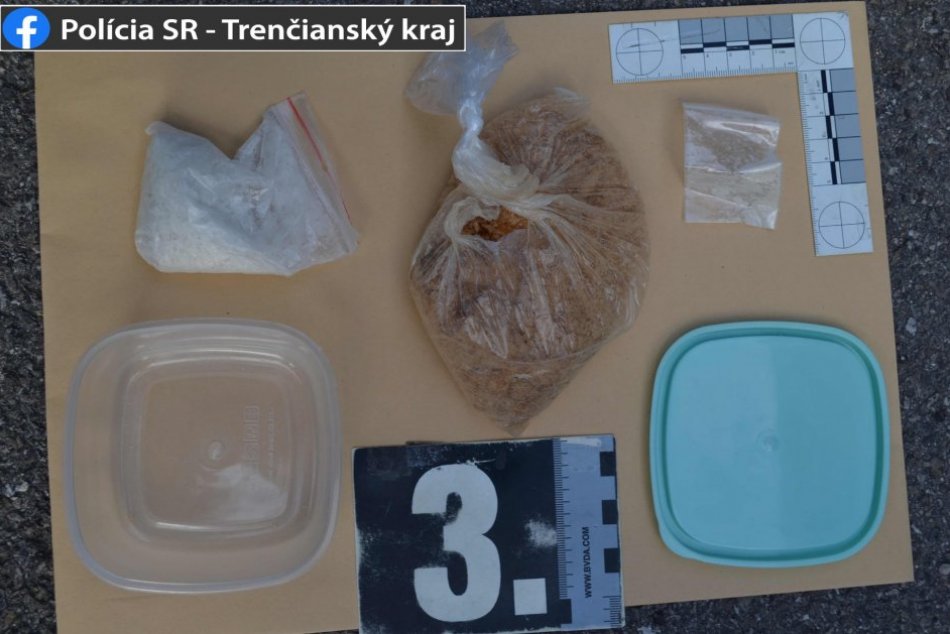 Ilustračný obrázok k článku Viac ako 2 000 dávok drogy a zbraň: Muž môže stráviť vo väzení až 15 rokov, FOTO