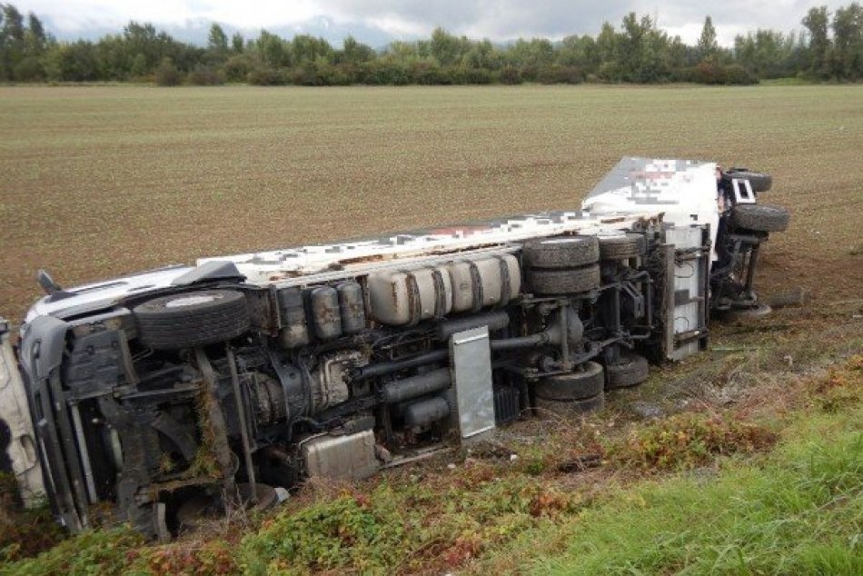 Ilustračný obrázok k článku Dopravu z diaľnice museli odkloniť: Pri nehode kamióna sa zranil vodič, FOTO