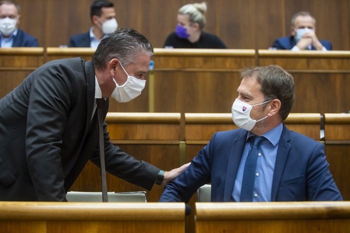 Ilustračný obrázok k článku Mikulec ostáva vo funkcii, poslanci ho neodvolali