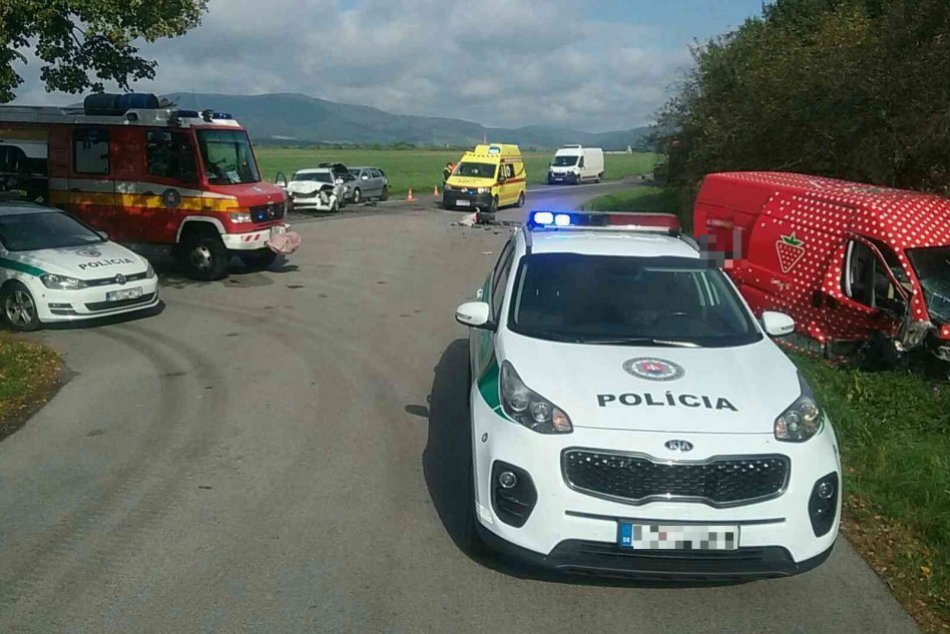 Ilustračný obrázok k článku Nehoda v okrese Prievidza: Neprejazdná cesta, zranení skončili v sanitkách, FOTO