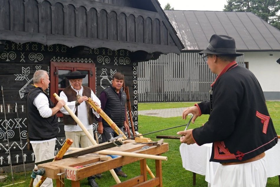 Ilustračný obrázok k článku Čičmany ožívajú krásnou tradíciou: Zišli sa tu fujaristi z celého Slovenska, FOTO