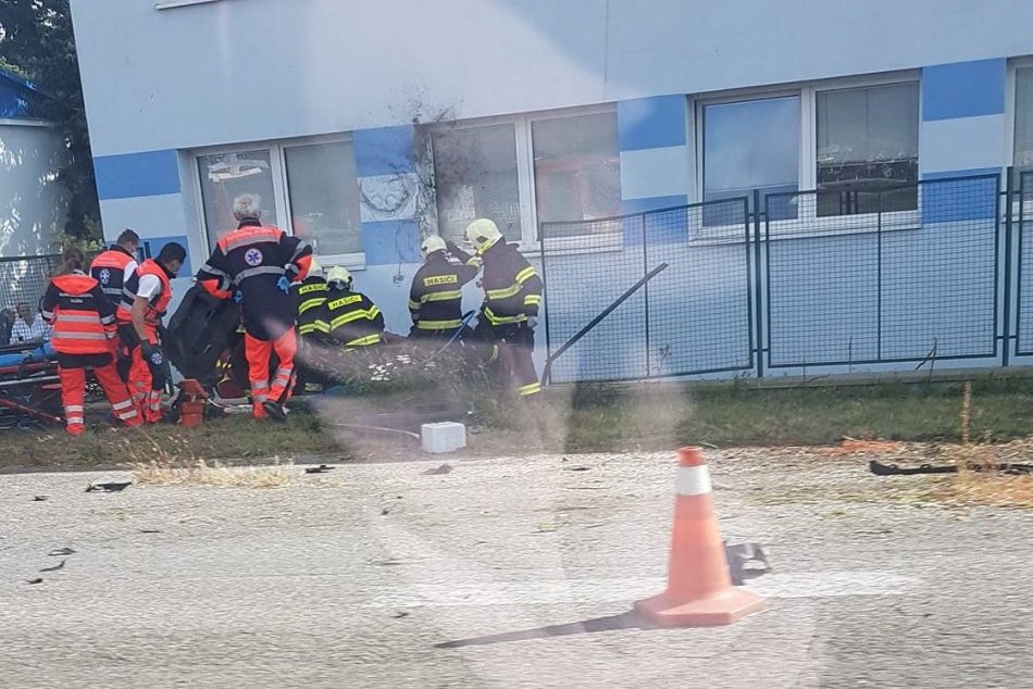 Ilustračný obrázok k článku Pri Bystrici skončilo auto mimo cesty: Hasiči ratujú 2 zakliesnené osoby, FOTO