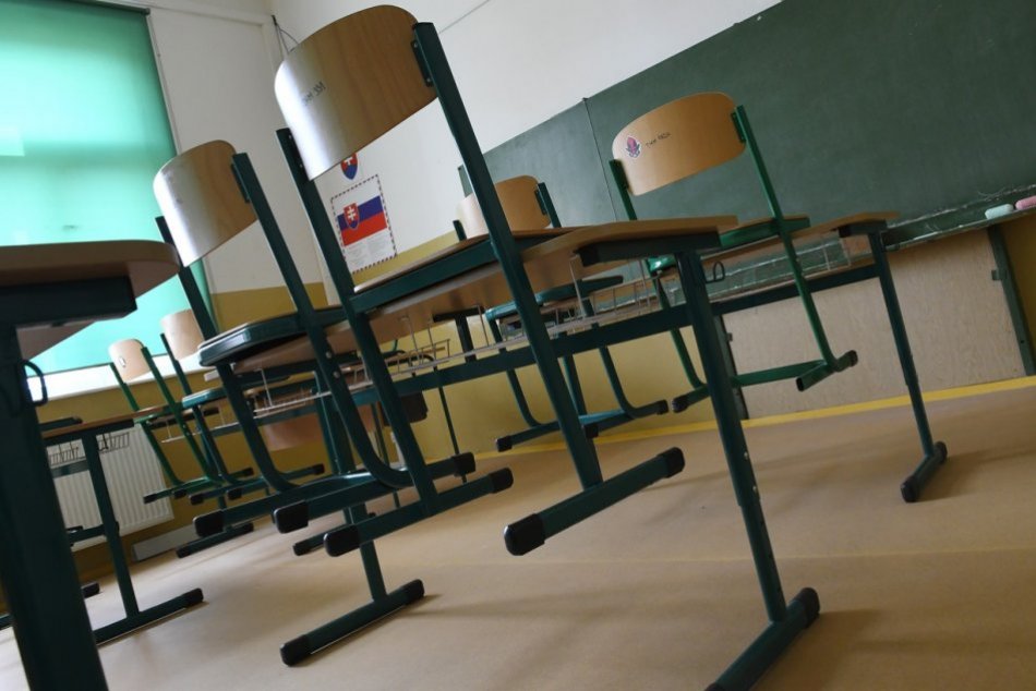 Ilustračný obrázok k článku Covid opäť zatvára triedy v kraji. V karanténe je takmer 1 400 stredoškolákov