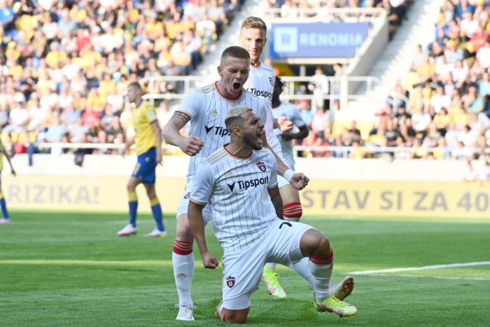 Ilustračný obrázok k článku Trnavčania úradovali na Žitnom ostrove: Domácim uštedrili poriadny DEBAKEL!