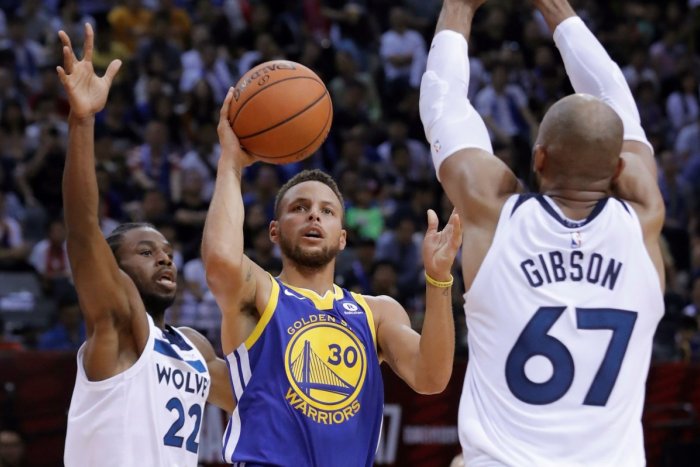 Ilustračný obrázok k článku Aj športovci ODMIETAJÚ očkovanie, ale nepomôžu si: Čím argumentuje hviezdny basketbalista?