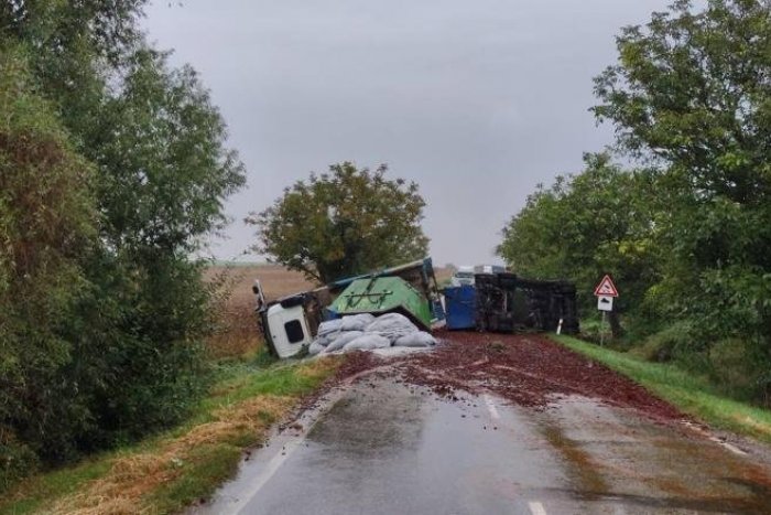 Ilustračný obrázok k článku Trnavská polícia upozorňuje na havarovaný kamión: Úsek je neprejazdný!