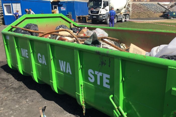 Ilustračný obrázok k článku Jesenné upratovanie v Mikuláši: Obyvatelia vyhodili sto ton odpadu, stále však robia chyby