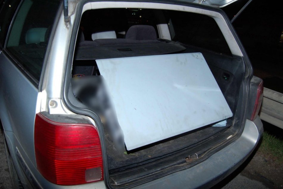 Ilustračný obrázok k článku Policajti z Čadce chytili dvoch mladíkov: Úradovali na cintorínoch, vybrali si zvláštny lup, FOTO