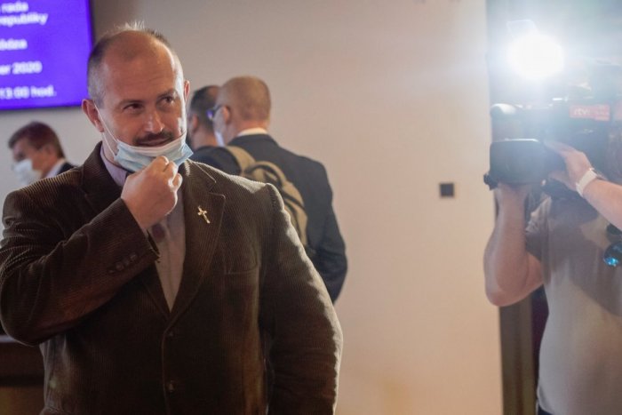 Ilustračný obrázok k článku SVET O SLOVENSKU: Vysmievajú sa nám poslanci? Do parlamentu chodia i bez rúšok